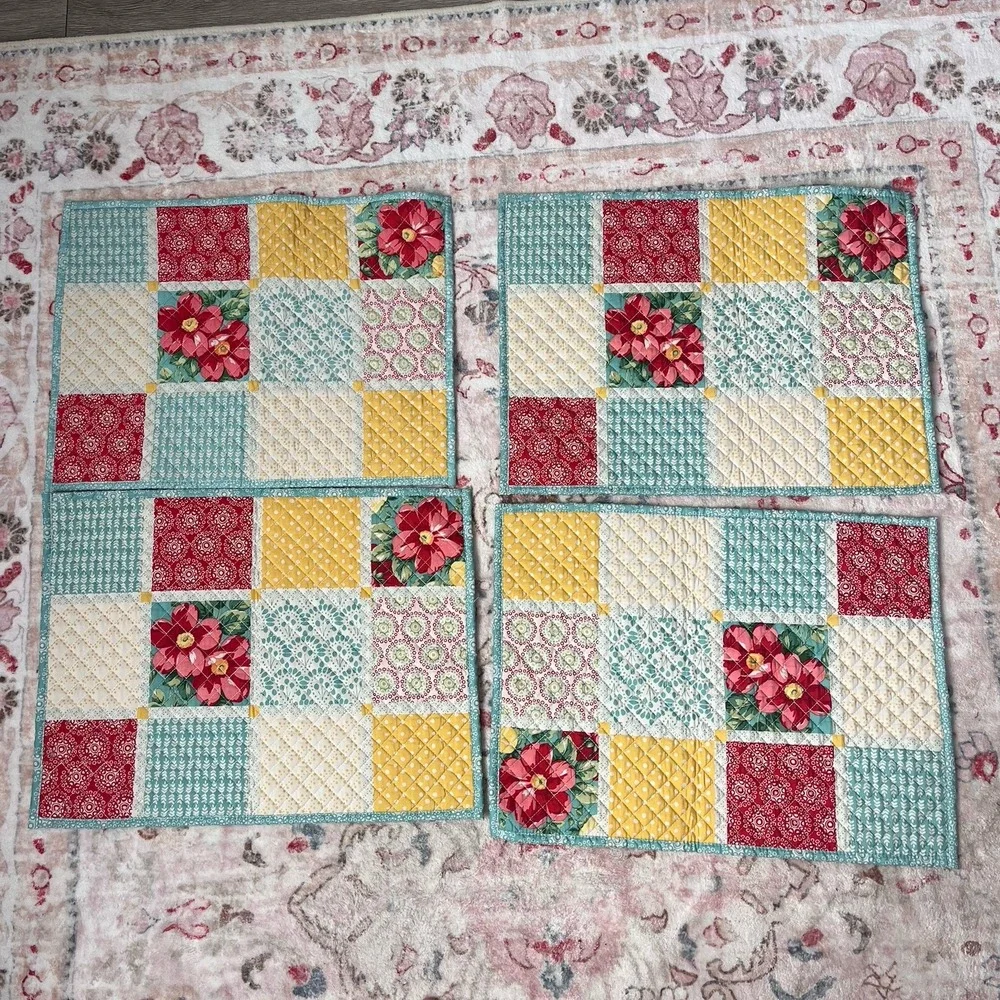 The Pioneer Woman Patchwork Placemats Quilted Reversible Floral 14x19‎ Set Of 4